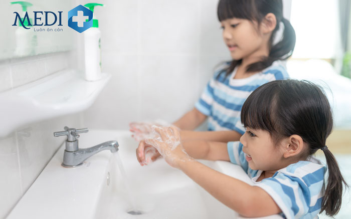 Bố mẹ cần rèn cho trẻ thói quen rửa tay trước khi ăn và sau khi đi vệ sinh để phòng ngừa giun sán