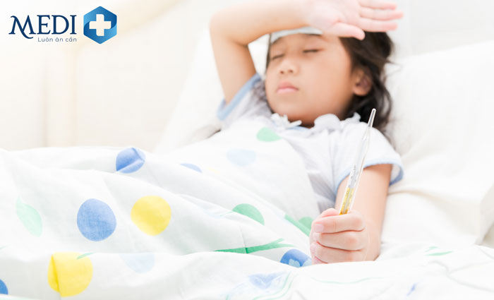 Trẻ bị sốt chân tay lạnh đầu nóng thường gặp ở trẻ khi giao mùa hoặc thời tiết chuyển lạnh