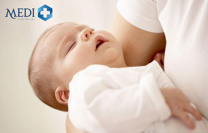 Trẻ sơ sinh thở mạnh khi ngủ khiến nhiều phụ huynh lo lắng 