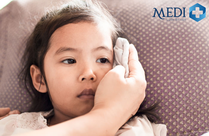 Trẻ bị sốt chân tay lạnh đầu nóng – Mẹ cần chăm sóc đúng cách
