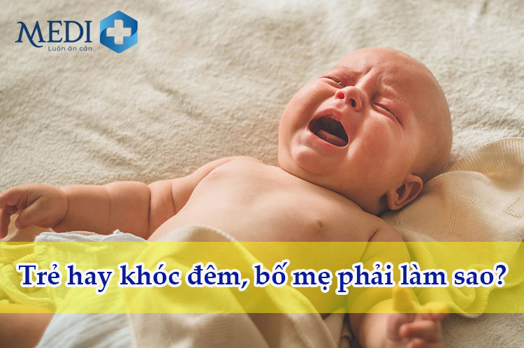 Trẻ hay khóc đêm, bố mẹ phải làm sao?