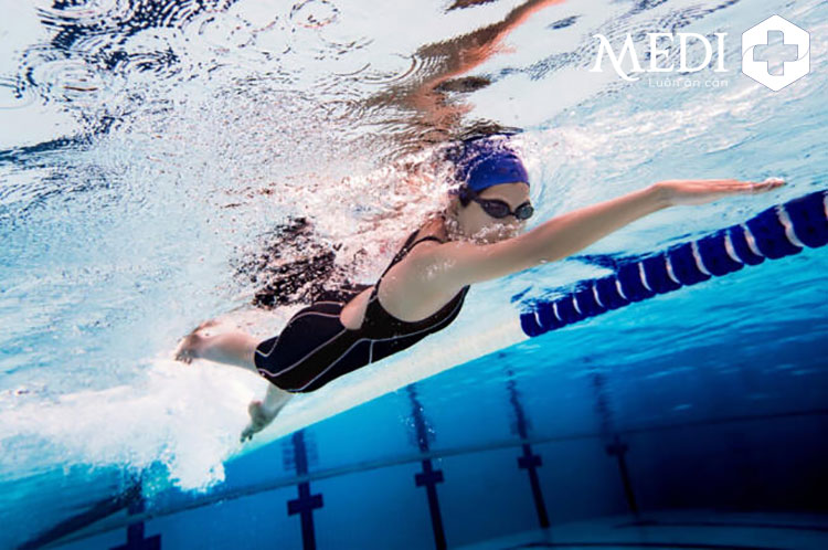 Bơi là một môn thể thao phù hợp cho người bị đau khớp gối 