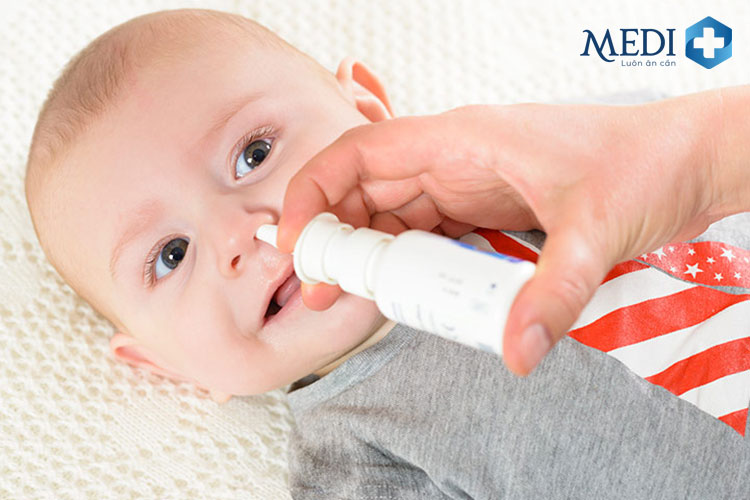 Bố mẹ cần lưu ý sử dụng thuốc xịt mũi đúng cách để bảo vệ sức khỏe toàn diện cho trẻ