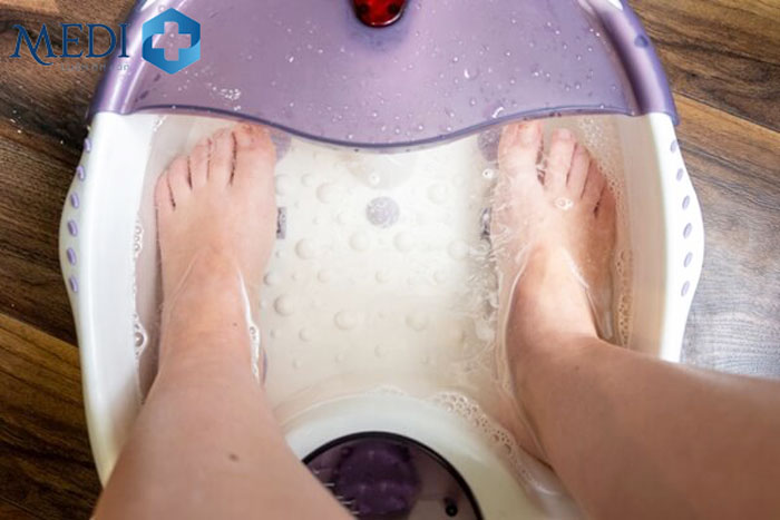 Ngâm chân bằng nước muối ấm trước khi ngủ giúp thư giãn bàn chân 
