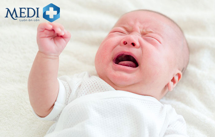Khóc dạ đề là một triệu chứng phổ biến ở trẻ sơ sinh ba mẹ cũng không nên quá lo lắng