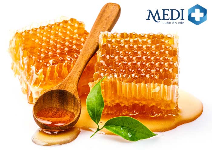 Mật ong giúp làm lành vết thương và ngăn nhiễm trùng khá tốt.