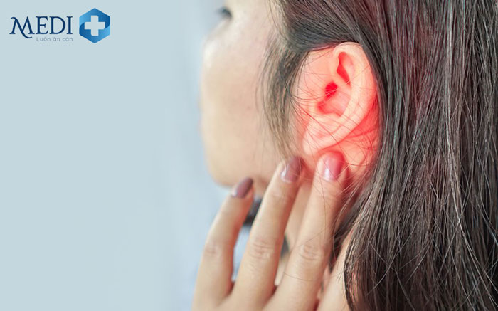 Đau nhức tai là triệu chứng điển hình ở bệnh nhân viêm tai giữa có thể nhận biết sớm.