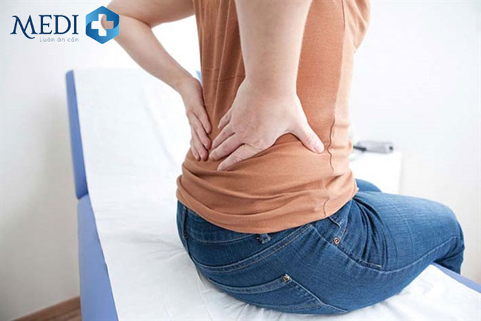 Đau thắt lưng là triệu chứng điển hình khi bị gai đôi cột sống.