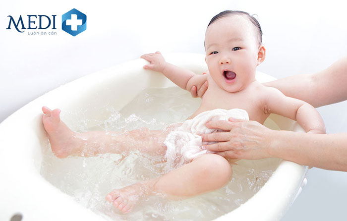 Tắm rửa sạch sẽ cho trẻ là biện pháp phòng ngừa dị ứng hiệu quả.