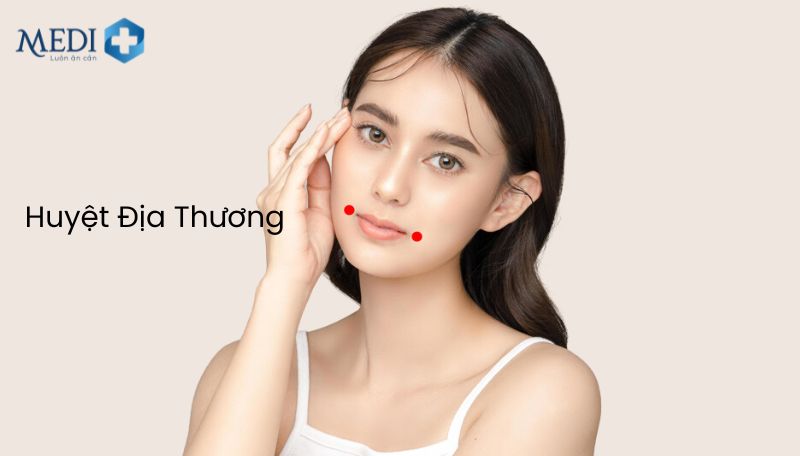 Huyệt địa thương nằm ở 2 bên mép, cách miệng khoảng 0,5 thốn