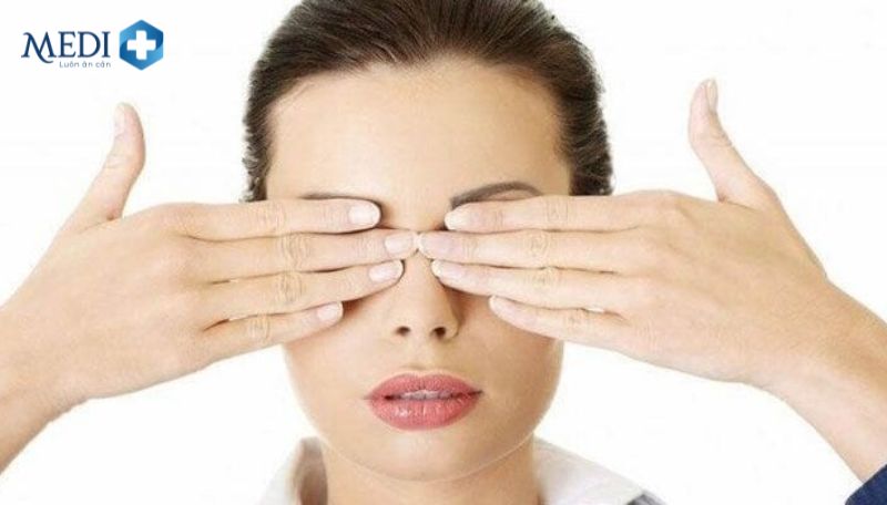 Massage giúp giảm mỡ mí mắt