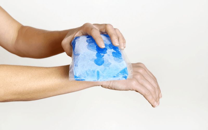 Chườm lạnh khoảng 15 phút giúp giảm đau khớp cổ tay
