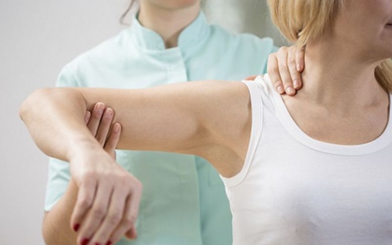 Tại sao đau nhức cánh tay về đêm? Nguyên nhân và cách khắc phục