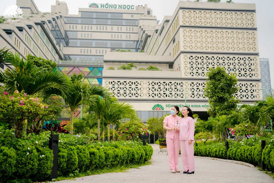 Bệnh viện Hồng Ngọc có cơ sở vật chất hiện đại, rộng rãi và thoáng đãng, tạo không gian thoải mái cho bệnh nhân
