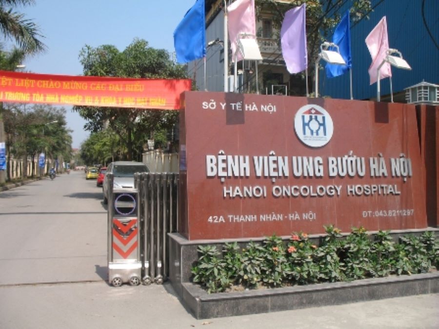 Cổng chính bệnh viện Ung bướu Hà Nội