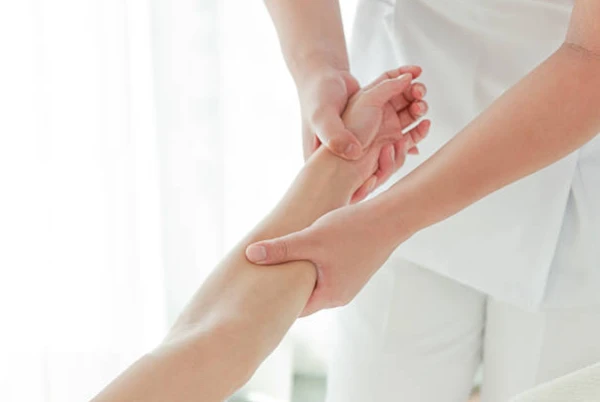 Phương pháp điều trị đau nhức cánh tay phải hoặc tay trái