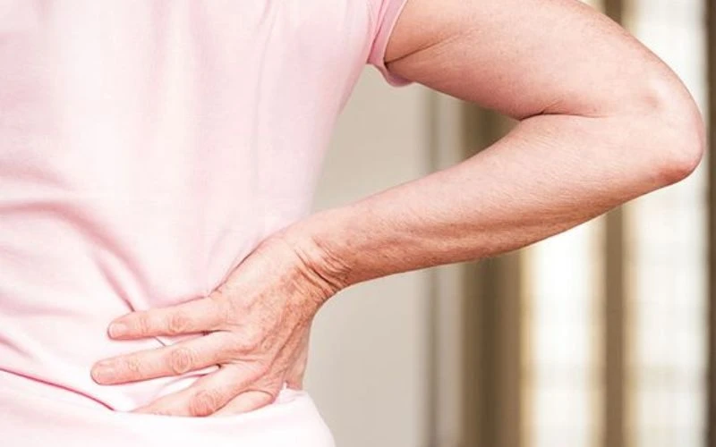 Đau lưng là triệu chứng điển hình của bệnh loãng xương