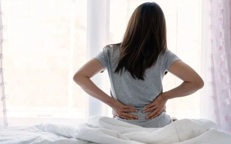 Gù vẹo cột sống hoặc đi khom lưng cũng có thể là triệu chứng của bệnh loãng xương 