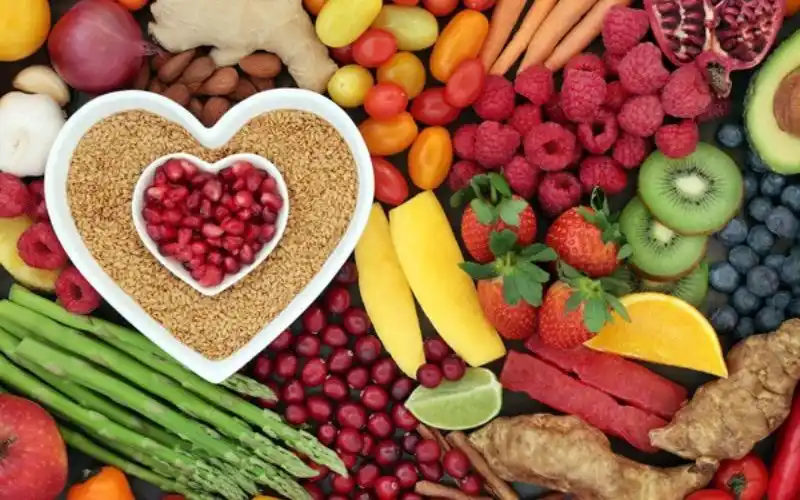 Điều chỉnh chế độ ăn uống bằng cách ăn thực phẩm tốt cho tim mạch để cải thiện tình trạng hở van tim