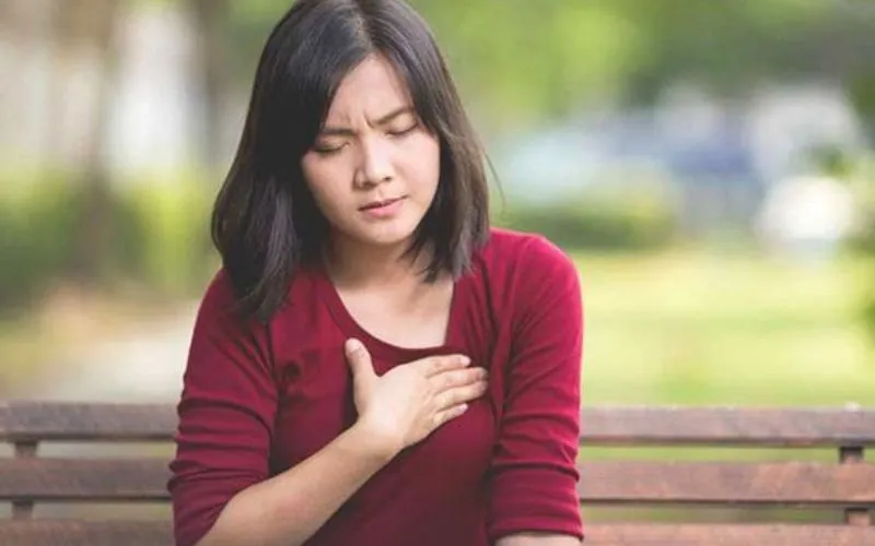 Những cơn đau ngực là triệu chứng điển hình của bệnh xơ vữa mạch vành
