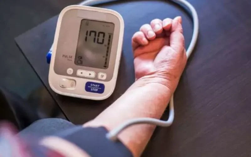 Người bệnh nên kiểm soát huyết áp để ngăn ngừa biến chứng của bệnh hở van tim 