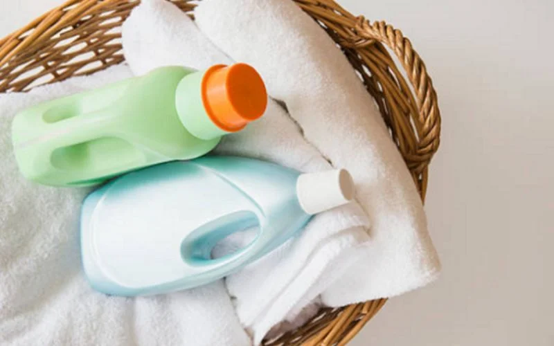 Tránh những sản phẩm hóa chất có tính tẩy mạnh dễ làm kích ứng khiến mọc mụn ở đầu dương vật