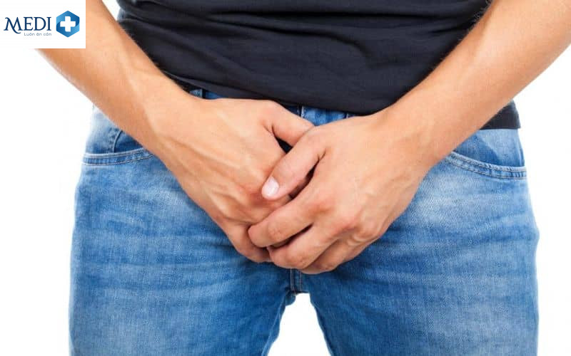 Đau, rát và ngứa đi kèm khi bị mọc mụn ở vùng kín nam giới
