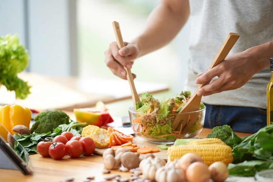 Người bị vôi cột sống nên ăn uống đầy đủ dưỡng chất