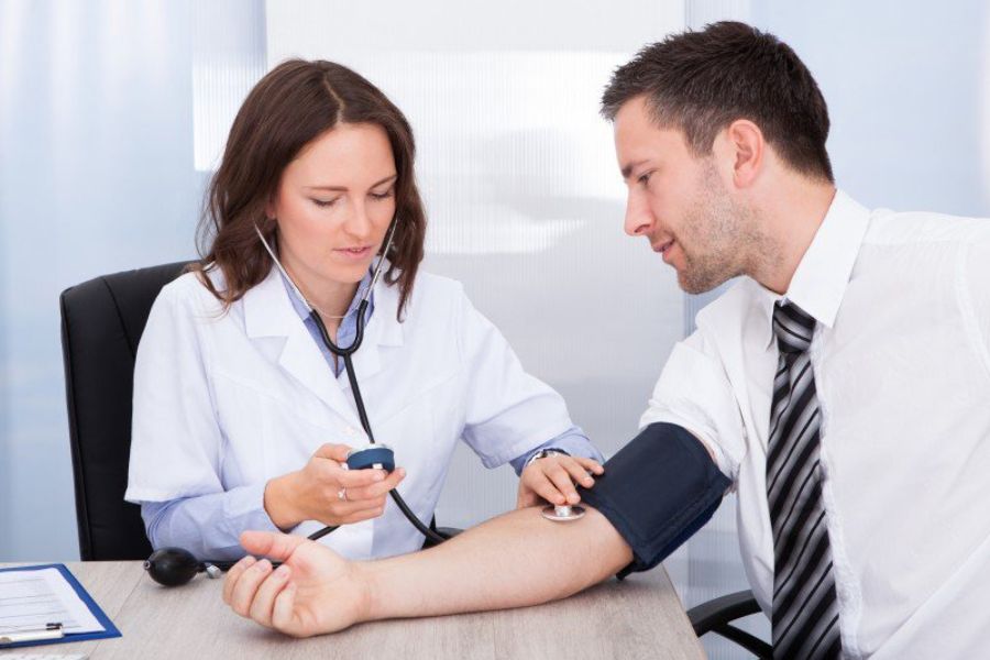 Thực hiện các buổi kiểm tra sức khỏe định kỳ để giám sát tình trạng bệnh