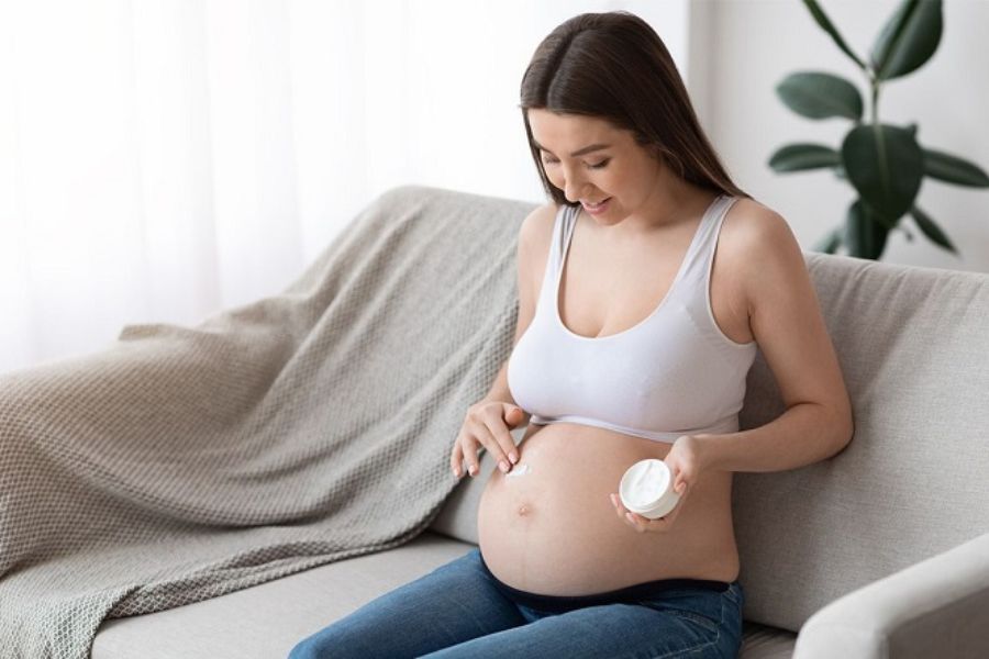 Sử dụng sản phẩm chăm sóc da chuyên biệt chữa rạn da cho mẹ bầu