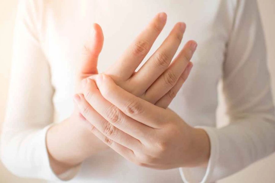 Mẹ bầu bị tê tay có sao không? 7 Cách xử lý