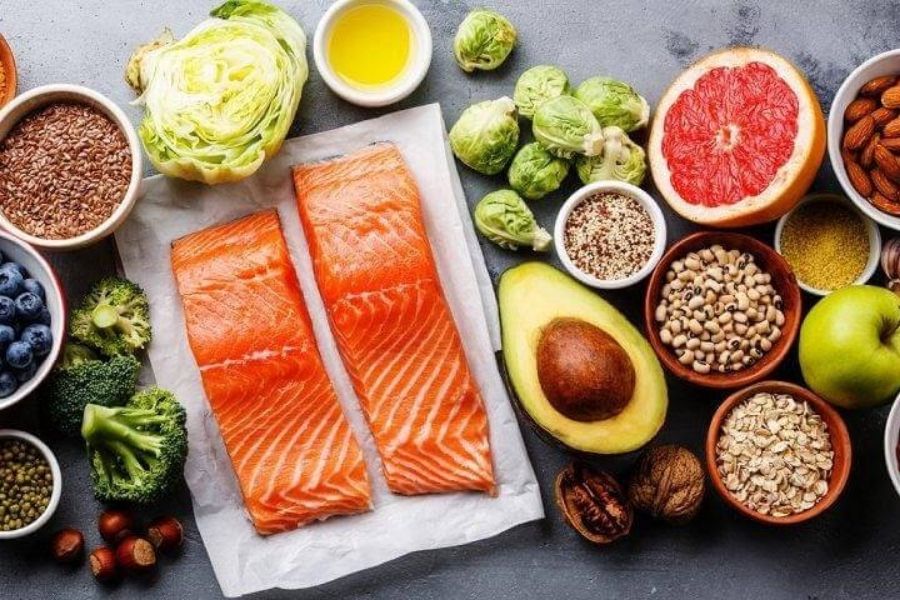 Cá hồi, bơ, hạt là những thực phẩm giàu axit béo