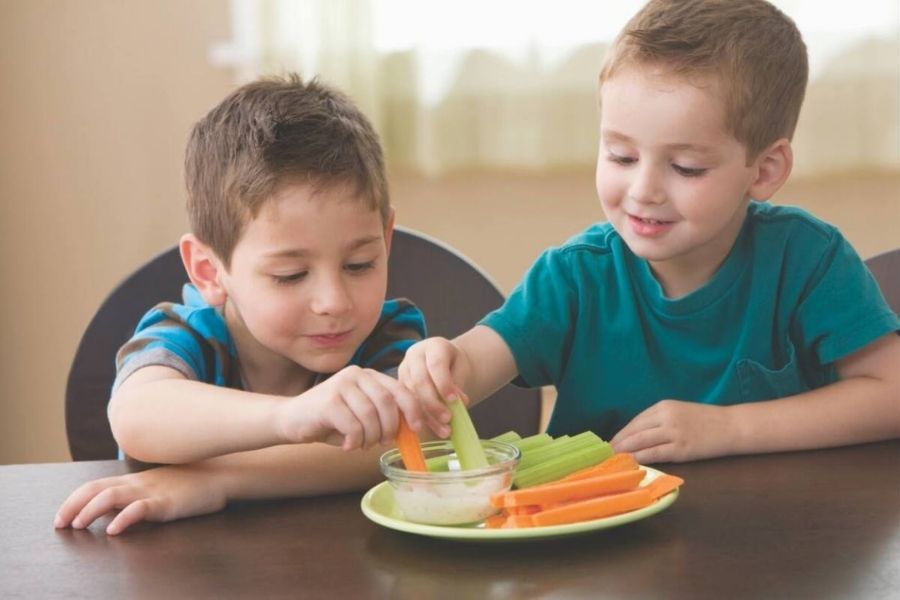 Cha mẹ cần đặc biệt lưu ý tới chế độ ăn của trẻ