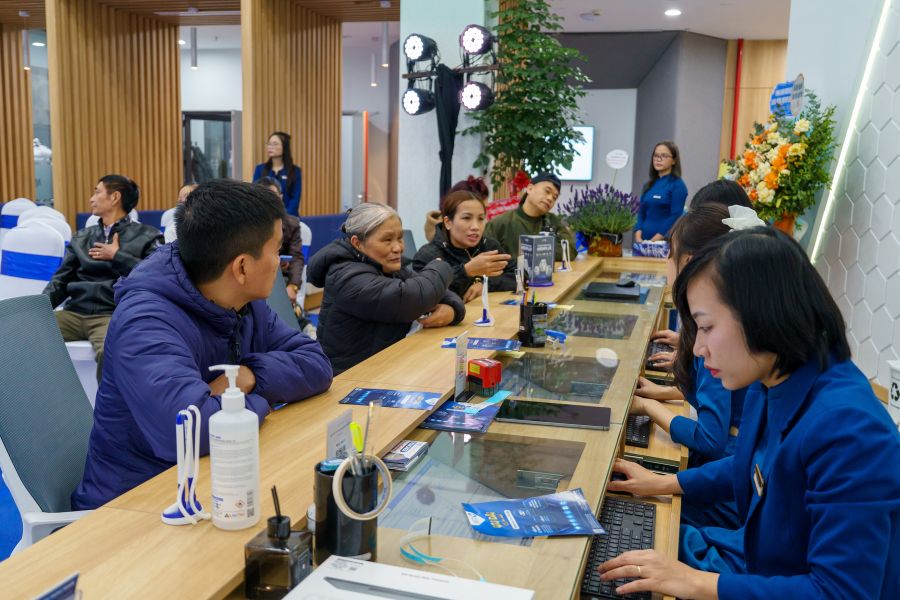 Rất đông khách hàng đến đăng ký khám trong ngày đầu khai trương