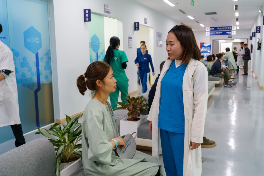 Với phương châm “Luôn ân cần’ đội ngũ bác sĩ, điều dưỡng, cán bộ nhân viên y tế tại Mediplus Nam Định khiến giúp khách hàng an tâm thăm khám, chăm lo cho sức khỏe.