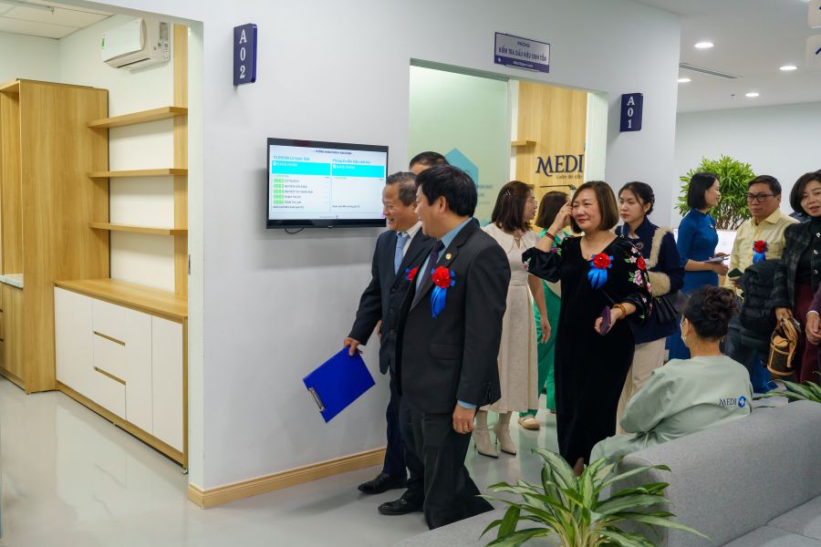 Các đại biểu đi thăm quan, trải nghiệm dịch vụ tại phòng khám