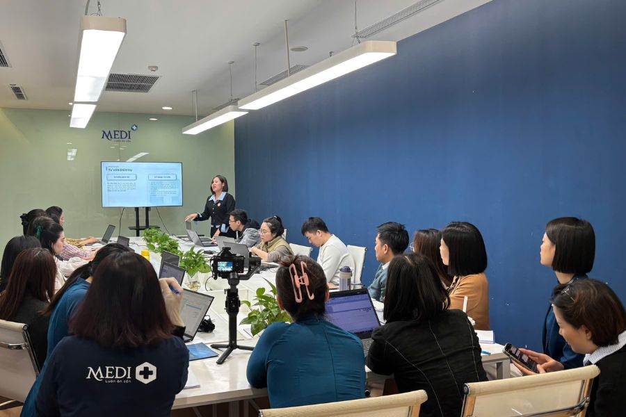 Mediplus đã tổ chức buổi đào tạo "Kỹ năng tư vấn dịch vụ" với sự tham gia của đông đảo nhân sự