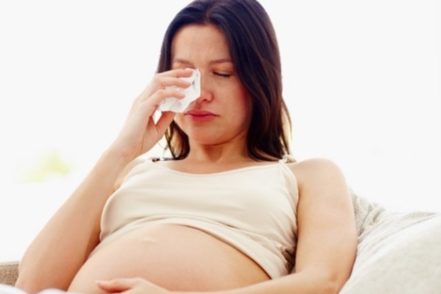 Mẹ bầu bị đau mắt đỏ có sao không? 3 Cách chữa