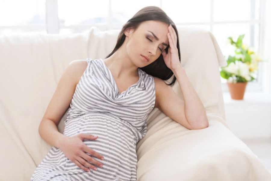 Bà bầu bị đầy hơi gây khó chịu và kém ăn