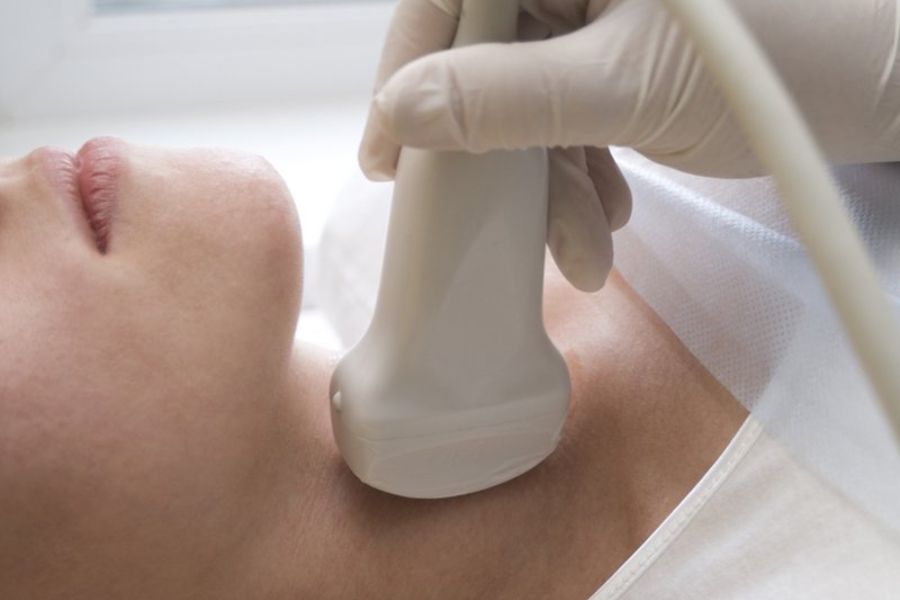 Bác sĩ sẽ thực hiện đốt u tuyến giáp bằng sóng cao tần cho người bệnh