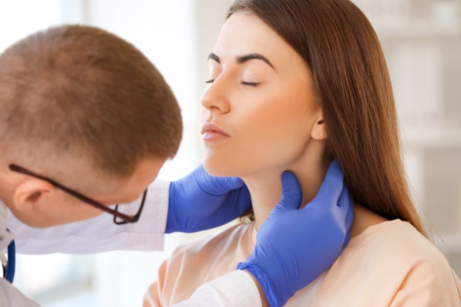 Tái khám sau thủ thuật để kiểm tra tình trạng bệnh