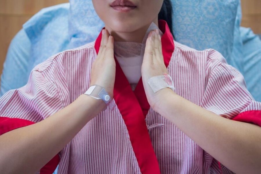 Sau mổ tuyến giáp không nói được hay bị gì bất thường thì nên đi khám