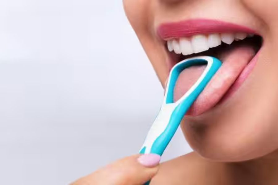 Cạo lưỡi, súc miệng kỹ để vệ sinh họng 