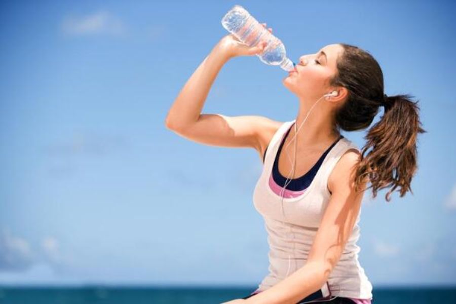 Uống đủ nước để làm sạch họng khi bị trào ngược dạ dày