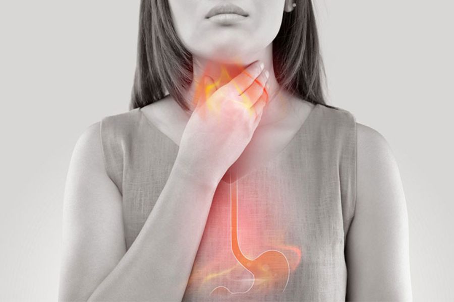 Trào ngược dạ dày thì đờm thường có màu trong hoặc màu trắng