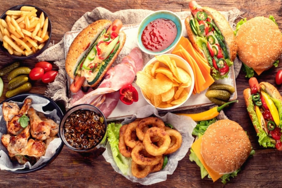 Mẹ bầu mới sinh nên kiêng ăn gì? Thực phẩm nhiều dầu mỡ