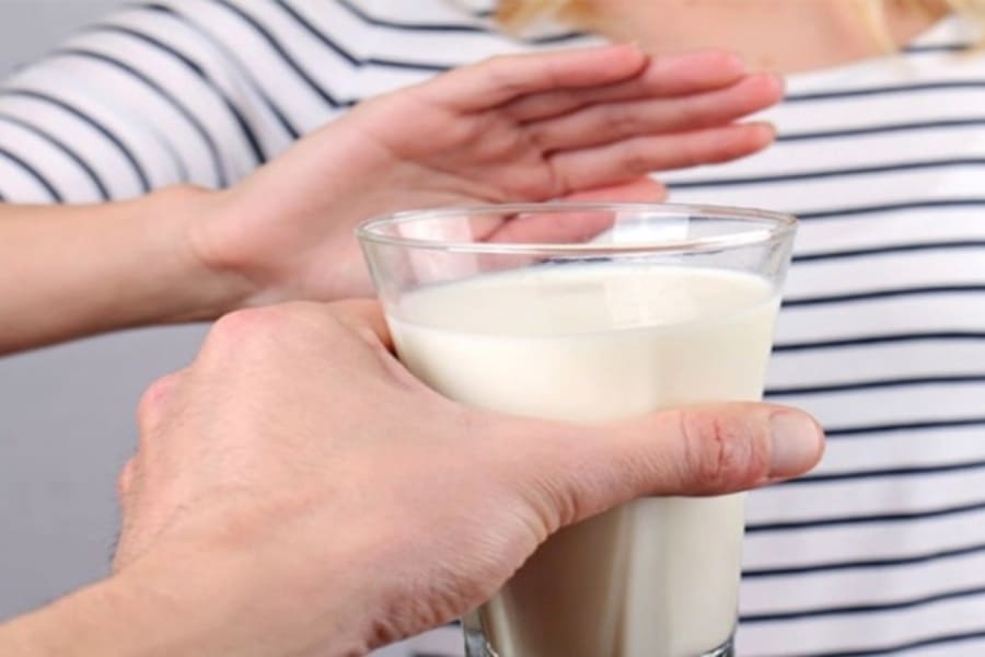 Mẹ bầu mới sinh nên kiêng uống sữa bò