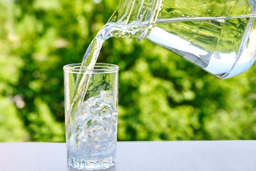Mẹ bầu nên uống đủ nước sau sinh