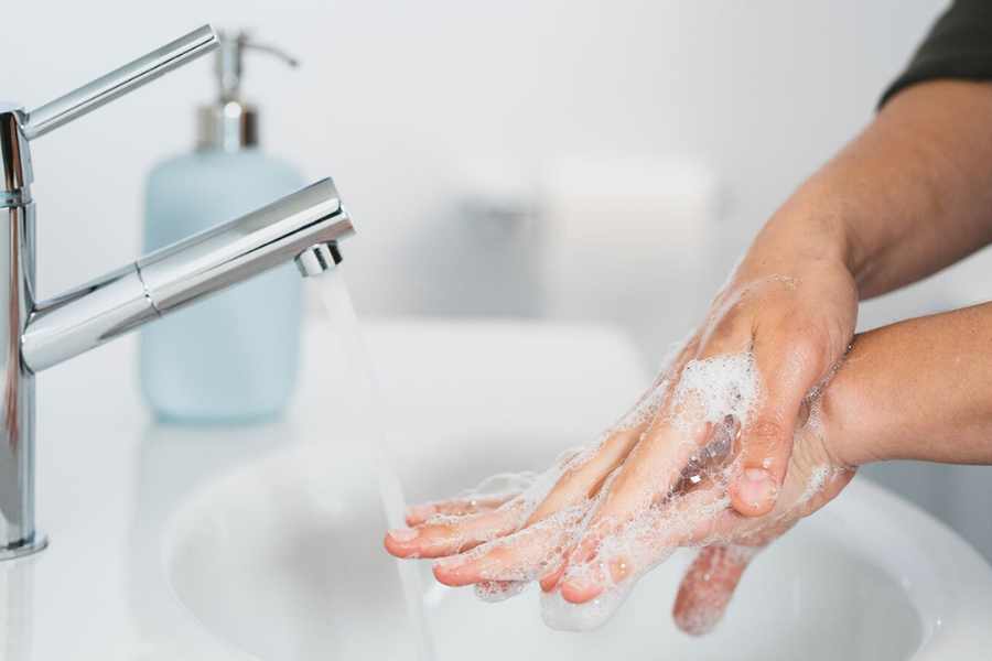 Vết mổ cần được giữ khô ráo, sạch sẽ và tránh tác động mạnh