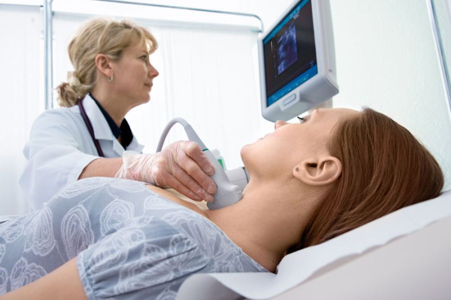 Bác sĩ chẩn đoán bệnh bằng nhiều phương pháp khác nhau